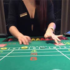 Dealer sarang88 menangani Sic Bo di studio live dengan pencahayaan profesional dan multi-kamera